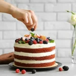 تزئیین کیک خانگی با میوه های فصلی برای فروش کیک خانگی در اینستاگرام 4985904343