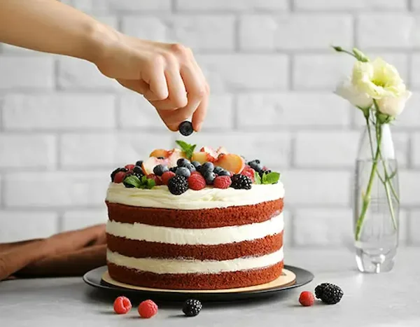 تزئیین کیک خانگی با میوه های فصلی برای فروش کیک خانگی در اینستاگرام 4985904343