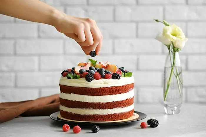 تزئیین کیک خانگی با میوه های فصلی برای فروش کیک خانگی در اینستاگرام 4985904343