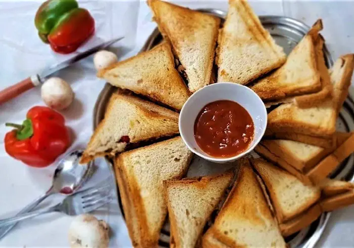 سرو ساندویچ با نون تست در کنار سس تند و راهنمای جامع راه اندازی اسنک فروشی 9857893453