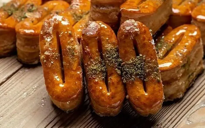 سرو شیرینی زبان با تزئیین پودر پسته 94598435