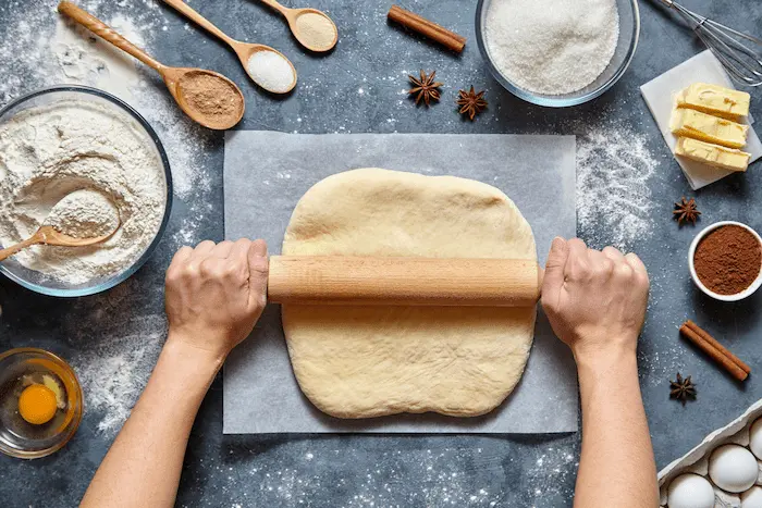 ورز دادن خمیر شیرینی کاک 5648465456
