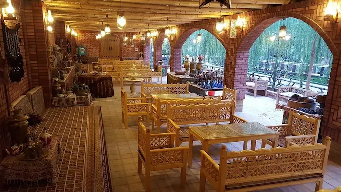 میز و صندلی های چوبی در سفره خانه سنتی 6545656464100