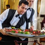 سرو غذای توسط گارسن در رستوران سنتی 65465456410