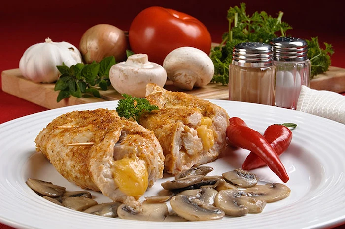 رول مرغ سوخاری پنیری سرو شده 656564120