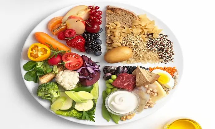 انواع غذا رژیمی مانند سبزیجات،پروتئین و.....5464353453434