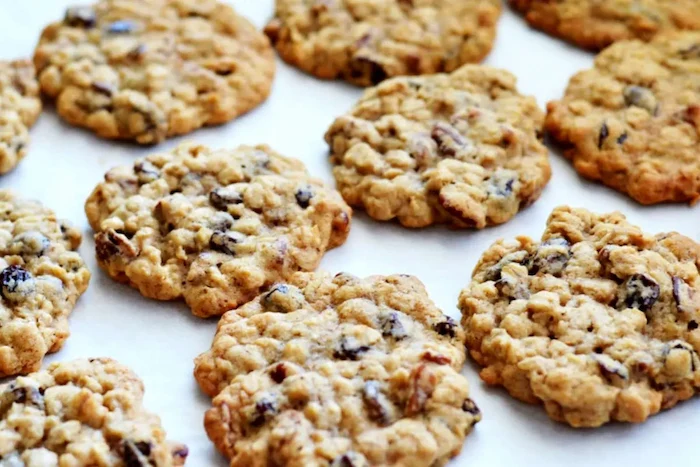 بیسکویت رژیمی با شیره خرما دیزاین شده با گردو 54545120