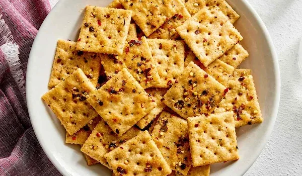 کراکر نمکی تازه پخته شده در فر 65453120