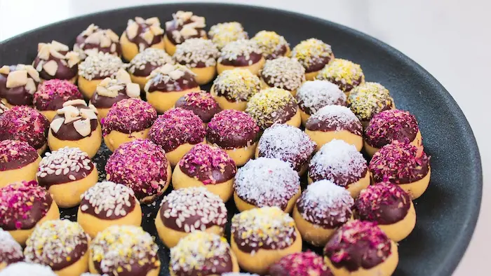 شیرینی شاه‌ پسند دیزاین شده با پودر گل محمدی 6456456410650