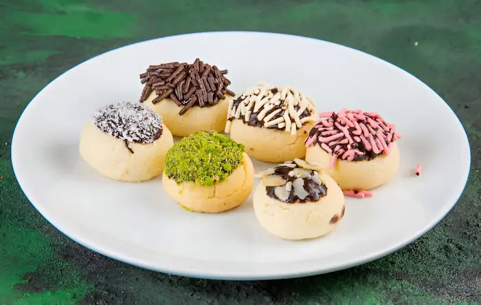 شیرینی شاه‌ پسند دیزاین شده در پیش دستی 5456540610