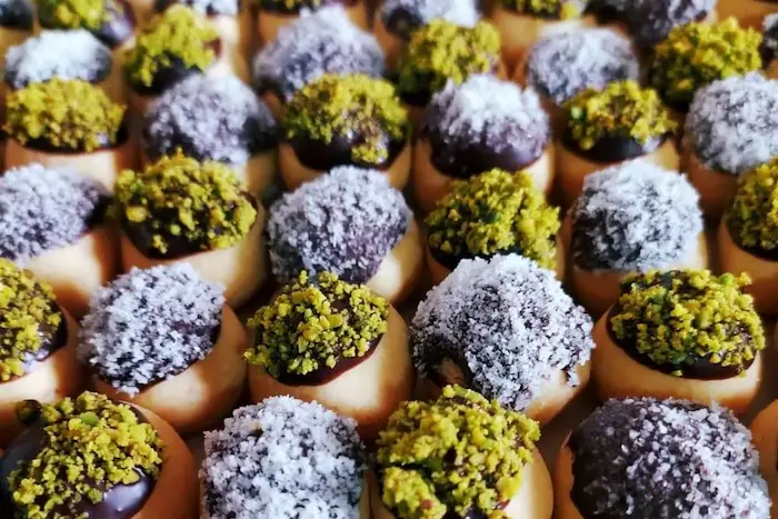 شیرینی شاه‌ پسند دیزاین شده با شکلات و پودر پسته و نارگیل 54654542100