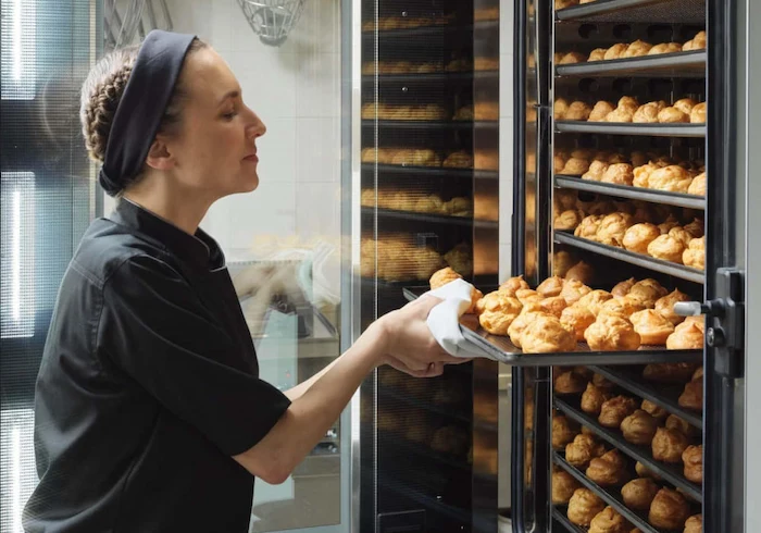 پخت شیرینی در یکی از بهترین فرها برای پخت با حجم بالا 3545412