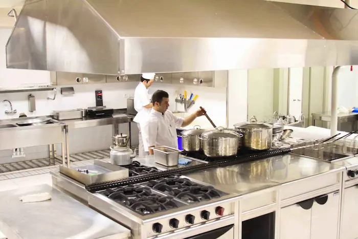 چیدمان و خرید تجهیزات آشپزخانه هتل 23423432
