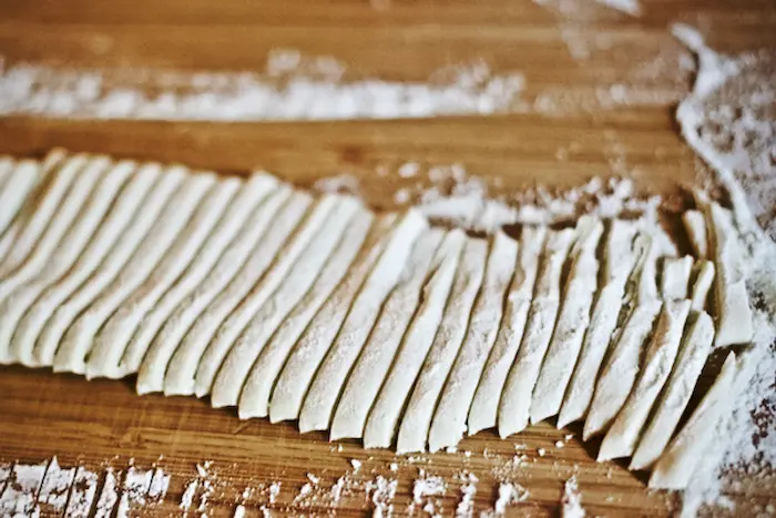 برش خمیر رشته آش خانگی 345451401