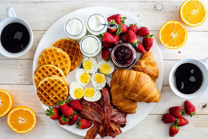 انواع صبحانه،مربا وکروسان در منو رستوران 35345343