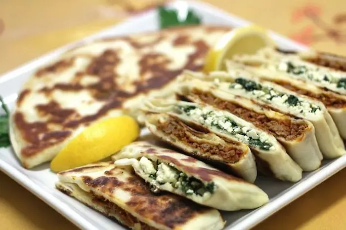 نان گوزلمه ترکیه با اسفناج و سیر 35435451