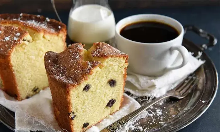 کیک کشمشی در کنار قهوه برای سرو در کافه ها 987543