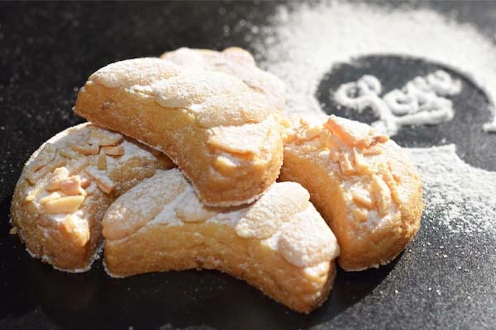 شیرینی هلالی بادامی با پودر قند 5456442