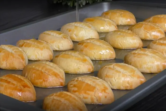 شیرینی شکر پاره در حال پخت در فر 345456312