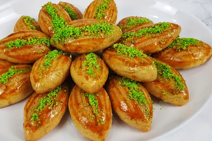 شیرینی شکر پاره دیزاین شده با مغز پسته 546544120