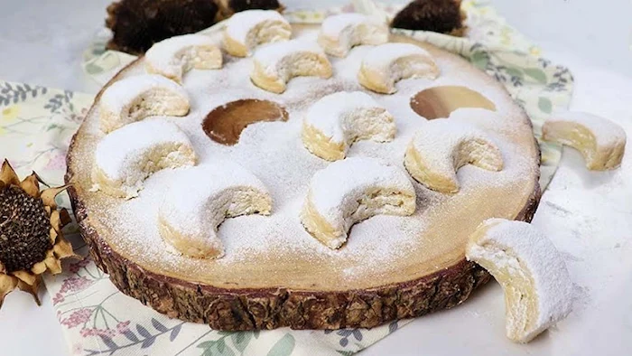 برش های شیرینی هلالی بادامی و پودر قند 41564