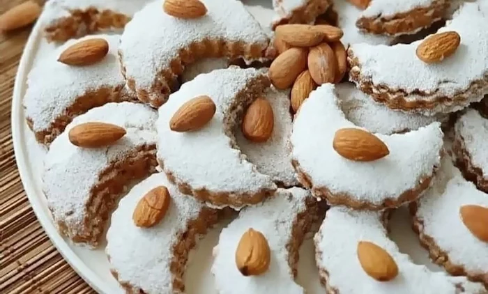 شیرینی هلالی بادامی دیزاین شده با بادام درختی 35454341