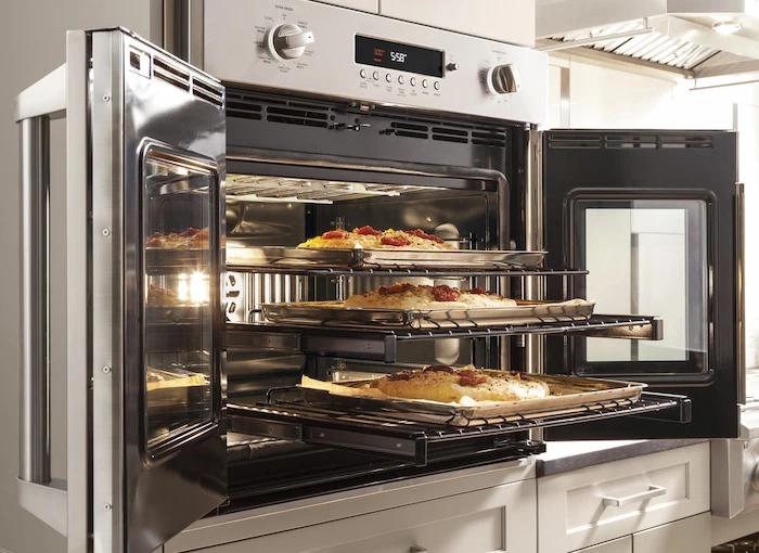 درآوردن غذاهای پخته در فر کوچک 2454450