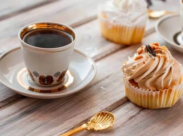 کاپ کیک و چای داغ ایرانی 364515210