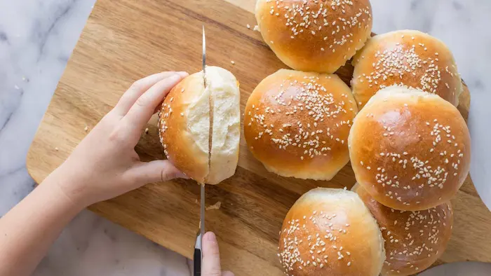 تقسیم کردن نان همبرگری بزرگ35634534