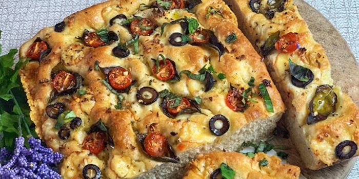 نان فوکاچیا دیزاین شده با زیتون و سبزی 6546544360