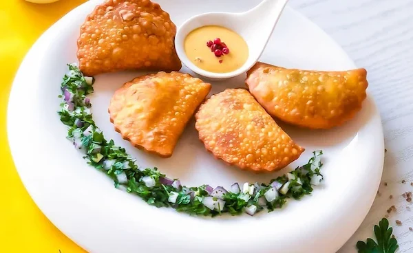 پیراشکی ماهی با سس و سبزی 54564541