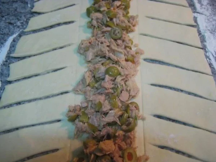 برش خمیر برای فرم دادن به پیراشکی ماهی 54564550