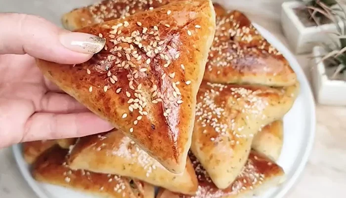 پیراشکی ماهی دیزاین شده با کنجد و تازه پخته شده 56456150