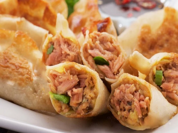 خمیر پیراشکی پر شده با ماهی و سبزی 64564560