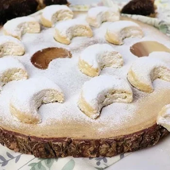 برش های شیرینی هلالی بادامی و پودر قند 41564