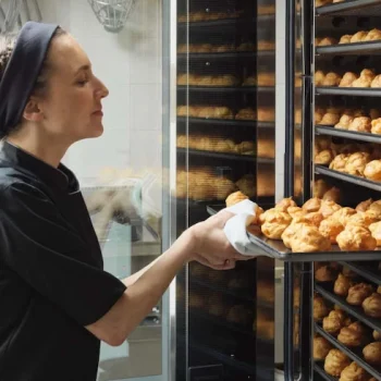 پخت شیرینی در یکی از بهترین فرها برای پخت با حجم بالا 3545412