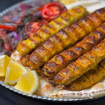 پخت کباب کوبیده مرغ همراه با گوجه و لیمو 566435343